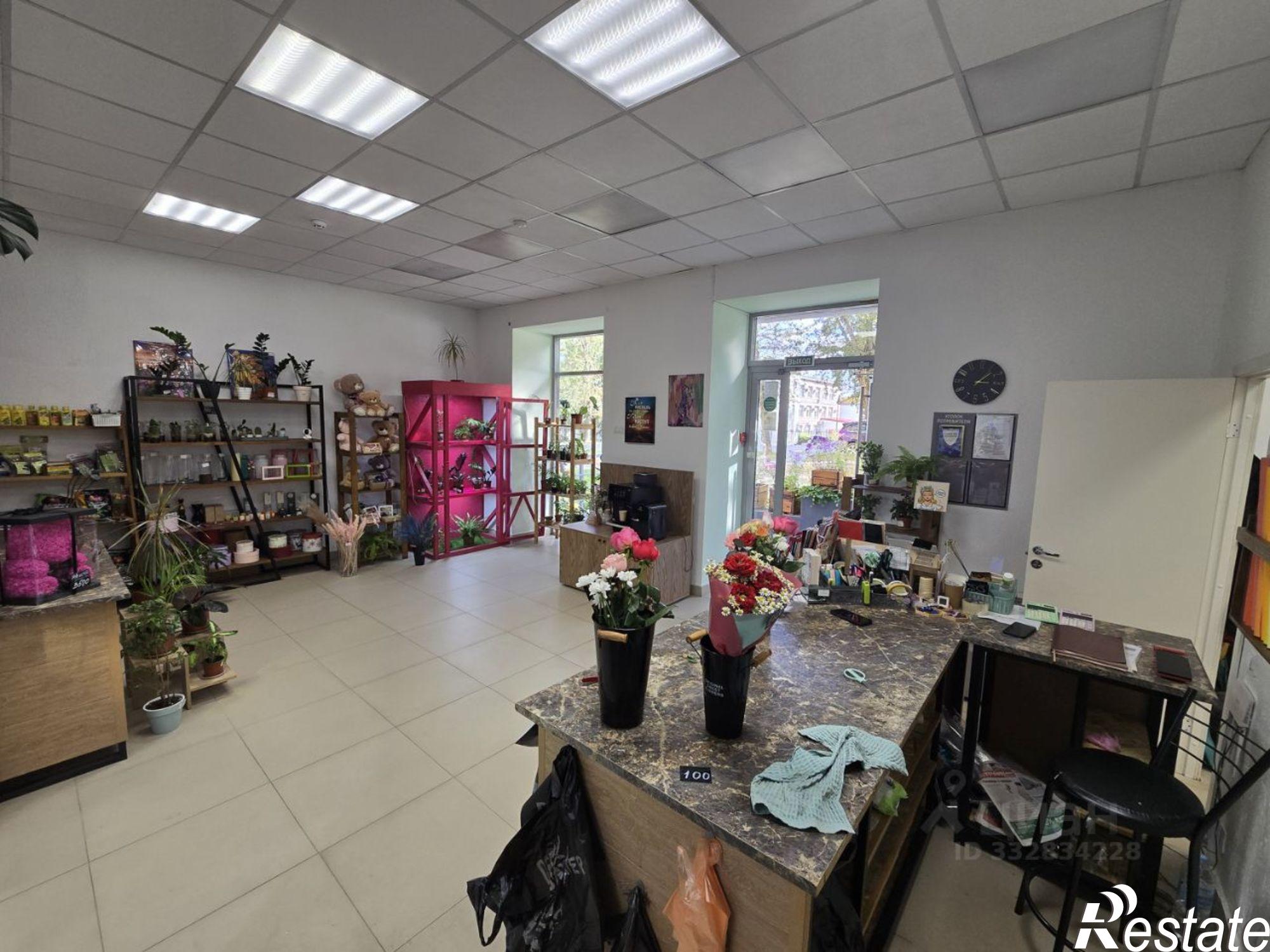 Купить торговое помещение за 10 900 000 рублей на ул Куратова, 76